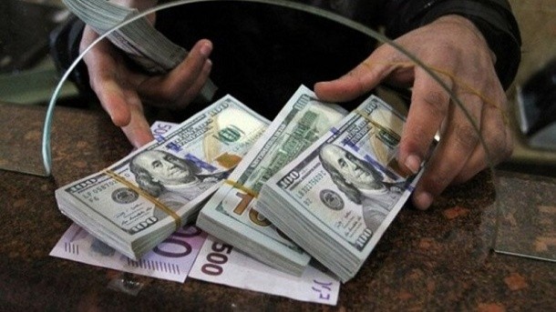 آغاز فروش 1000 دلار ارز سهمیه‌ای در شعب 2 بانک