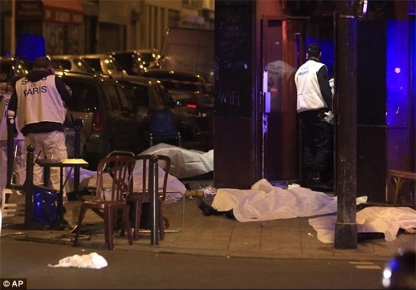 جنگ در قلب پاريس/ 180 نفر کشته شدند/ داعش: حملات پاریس 11 سپتامبر فرانسه بود/ اولاند: این بی سابقه ترین حادثه تروریستی فرانسه است+ عكس