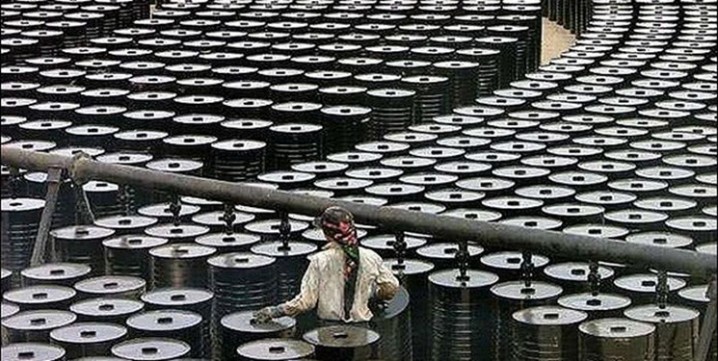بیشتر نفت ایران ذخیره می شود/ کاهش تقاضای نفت کشورها پس از ورود نفت ایران به بازار