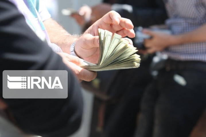 موجسواری دلالان ارز با قیمت بنزین