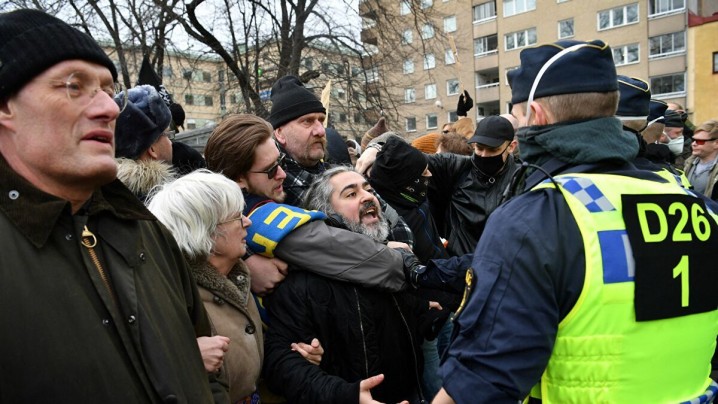 معترضان محدودیت‌های کرونایی در سوئد با پلیس درگیر شدند