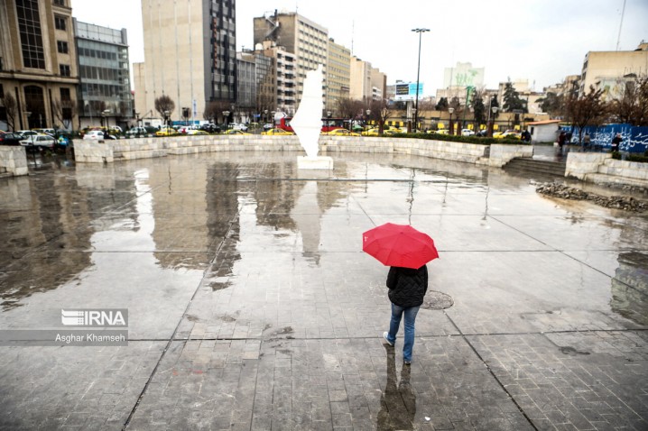 رگبار و رعد و برق در نوار شمالی کشور/ باد و گردو خاک در تهران