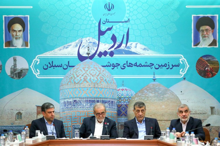 پزشکیان: مدرسه و دانشگاه آینده کشور را میسازد/ به جای تخریب نقد سازنده کنیم