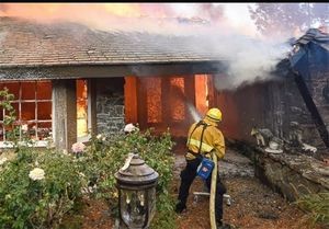 آتش سوزی‌های گسترده در شمال کالیفرنیا حداقل ۱۵ کشته برجا گذاشت +عکس