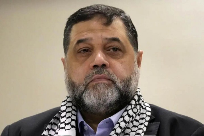 اسامه حمدان: سلاح مقاومت تحویل داده نمیشود