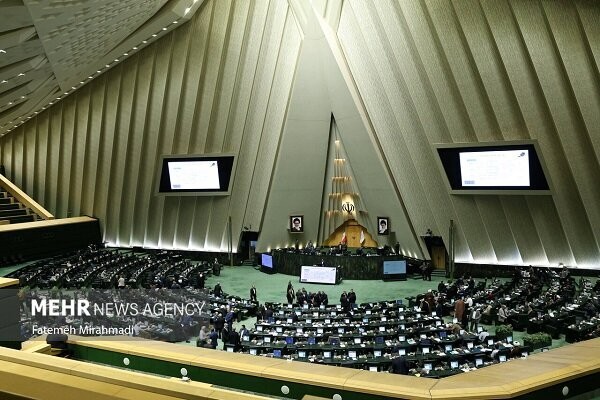 نشست غیرعلنی‌مجلس با حضور برخی مقامات اقتصادی