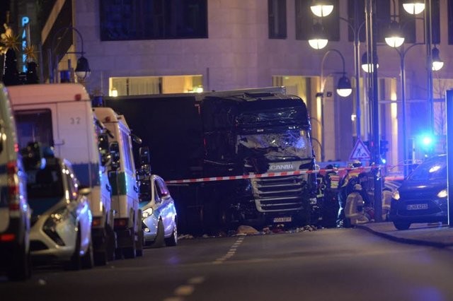 یک کامیون مردم را در بازار کریسمس برلین زیر گرفت/ ۹ کشته، ۵۰ زخمی