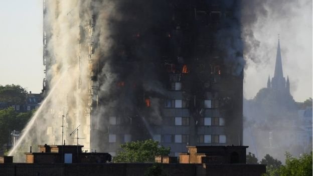 بی‌بی‌سی به نقل از شاهدان: برج مسکونی لندن در حال فرو ریختن است 