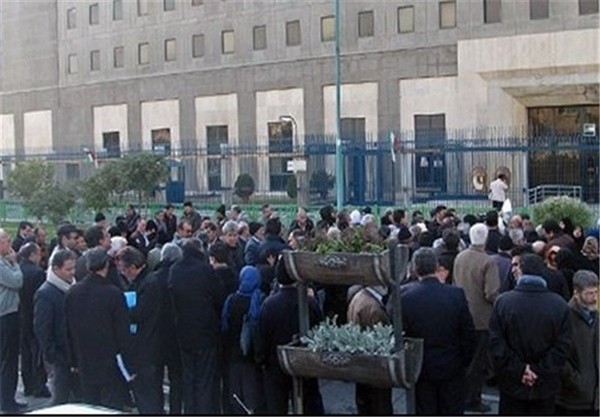 تجمع جمعی از کارکنان پتروشیمی مقابل مجلس/ شعری مقدم: حق با آنهاست
