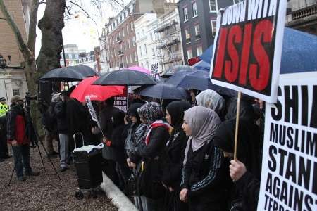 شعار مرگ بر آل سعود در برابر سفارت عربستان در قلب لندن