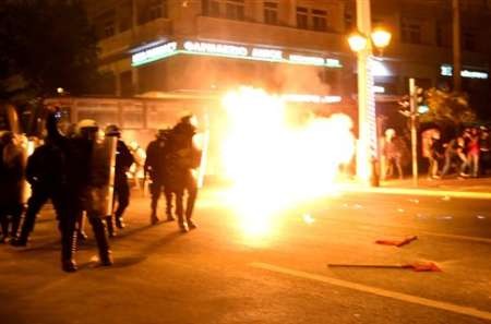 یونانی ها به حضور اوباما در کشورشان با شعار ضد آمریکایی اعتراض کردند/پرتاب کوکتل مولوتوف بسوی پلیس