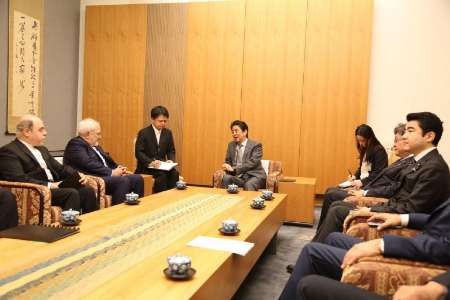 ظریف با نخست وزیرژاپن دیدار کرد/توسعه مناسبات محور گفت وگوها