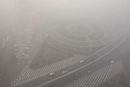 لغو پروازها و بسته شدن بزرگراه‌های چین به دلیل آلودگی هوا
