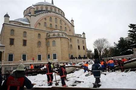 10 کشته و زخمی در پی فرو ریختن سایه بان یک مسجد در استانبول