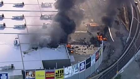 یک فروند هواپیمای سبک در مرکز خرید ملبورن استرالیا سقوط کرد