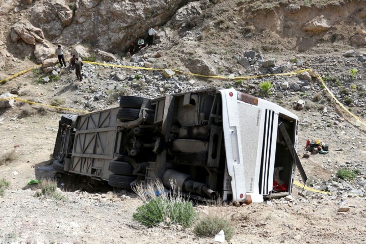 واژگونی اتوبوس در فارس پنج کشته و 16 مصدوم داشت