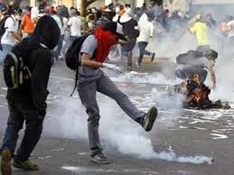 تظاهرات‌کنندگان در ونزوئلا یک مرد جوان را سوزاندند