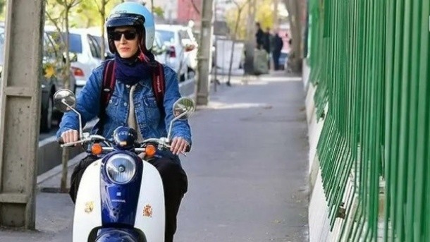 بررسی ابعاد حقوقی صدور گواهینامه موتورسیکلت برای بانوان