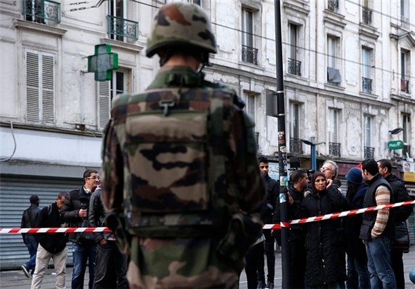 پاریس دوباره میدان جنگ شد/ درگیری پلیس با مظنونان حملات تروریستی اخیر/ ۳ نفر کشته شدند/ منابع امنیتی فرانسوی از پایان عملیات خبر دادند