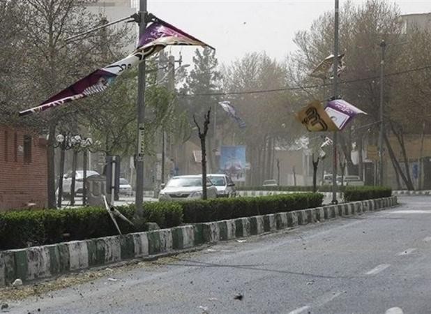 وزش باد در جادههای 10 استان/ ترافیک سنگین در آزادراه قزوین-کرج-تهران