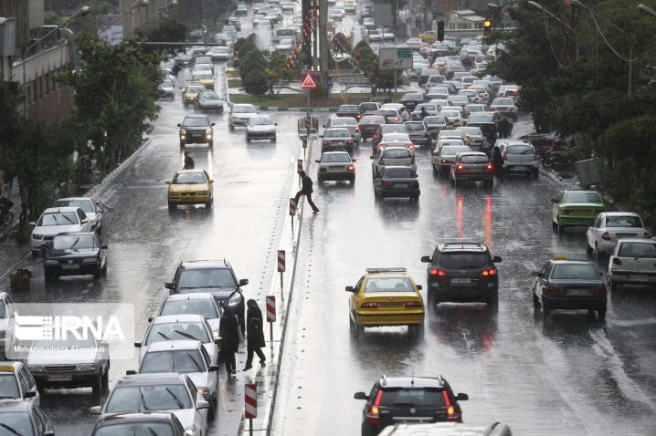 جادههای استان تهران بدلیل بارش باران لغزنده است