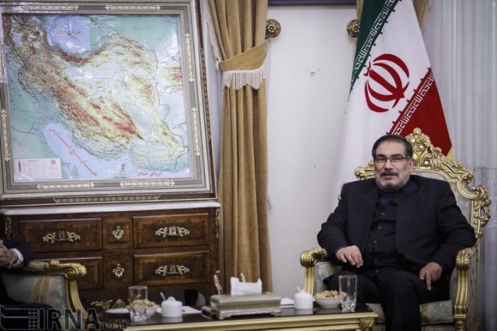 شمخانی با خانواده جانباختگان حوداث اخیر دیدار کرد
