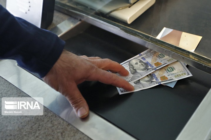 سیاست ارزی جدید بانک مرکزی در راستای ایجاد ثبات در بازار است/ روند نرخ ارز نزولی شد