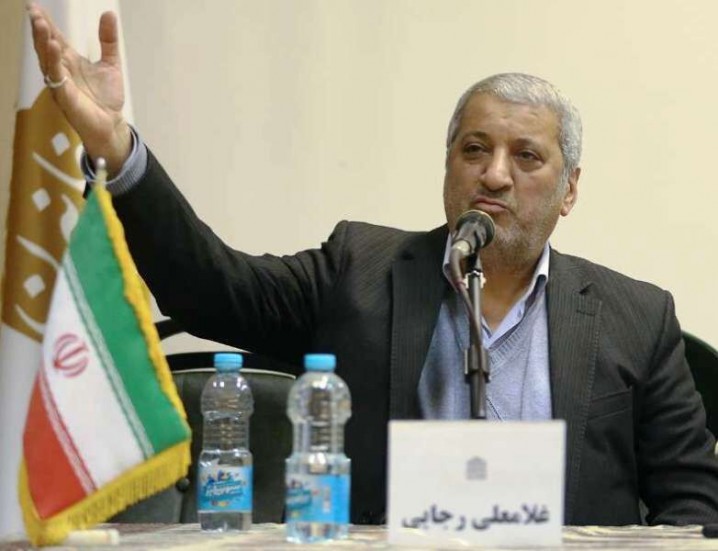 فعال سیاسی: اصولگرایان از حالا دستشان را رو کنند بازنده انتخابات ۱۴۰۰ میشوند