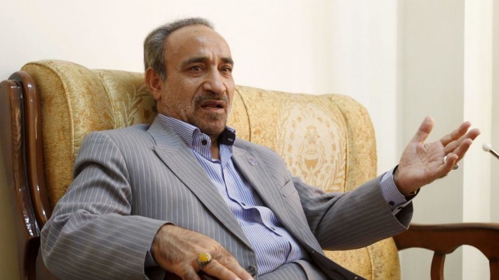 خباز: رقبای روحانی بخاطر یک دستمال قیصریه را به آتش میکشند