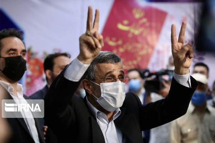 محمود احمدی نژاد در انتخابات ریاست جمهوری ثبت نام کرد