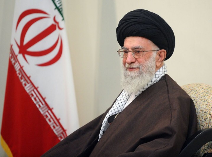 رهبر انقلاب:ایثارگران، یادگاران دوران جهاد وآموزگاران عمل مخلصانهاند