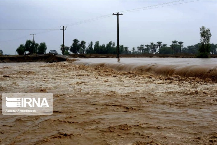 سیل در جنوب کرمان/ انسداد ۷۱ راه؛ قطع برق ۱۰ روستا و آببردگی ۳ خودرو