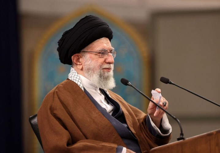 کسی که زندگی اشرافی دارد یا دم از تسلیم میزند نمیتواند به انقلاب پایبند باشد