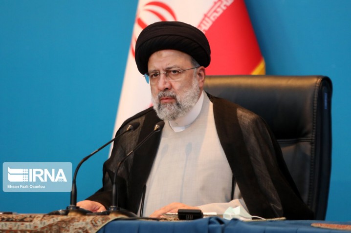 نماز یکی از راههای مهم حفظ جامعه در مقابل آسیبهای اجتماعی است