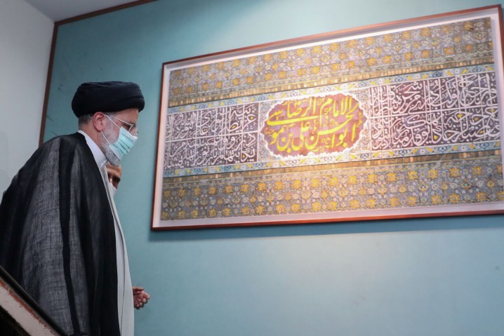 حضور آیتالله رئیسی در کنار پیکر نادر طالبزاده