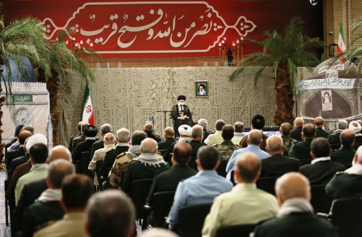 رهبر معظم انقلاب اسلامی: قدرت انقلاب، رهبری امام و خصوصیات ملت دفاع مقدس را به فرصت تبدیل کرد