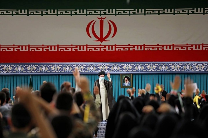 جمعی از دانشآموزان با رهبر معظم انقلاب دیدار کردند