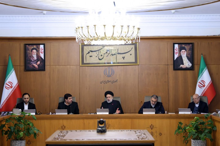آیتالله رئیسی: همه دستگاهها بانک مرکزی را در اجرای سیاستهای جدید ارزی یاری کنند
