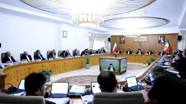 دولت خود را ملزم میداند برای مهار تورم و در جهت تحقق شعار سال گام بردارد
