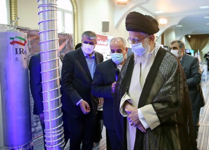 بازدید رهبر انقلاب از نمایشگاه دستاوردهای صنعت هستهای کشور