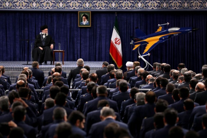 رهبر انقلاب: نتیجه غفلت خواص از وظیفه خود ضربههای سنگین تاریخی به ملت خواهد بود