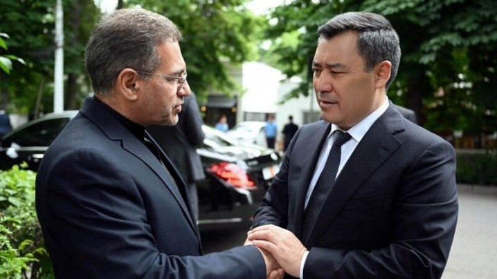حضور رئیسجمهوری قرقیزستان در سفارت ایران/ رئیسی فرزند وفادار کشورش بود
