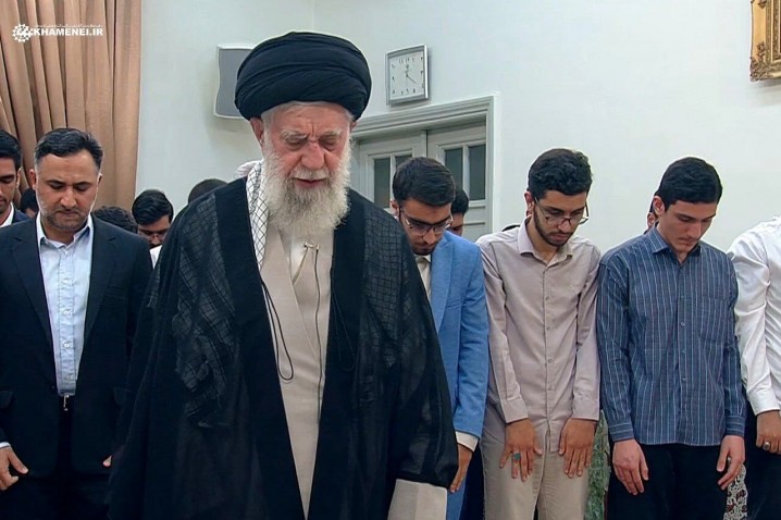 مدال آوران علمی ایران به امامت رهبر انقلاب نماز ظهر را اقامه کردند