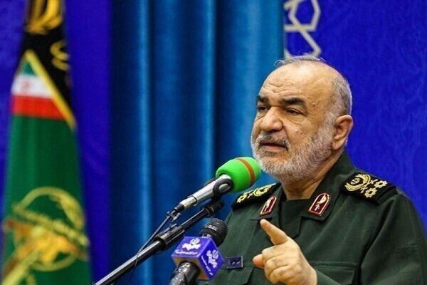 سرلشکر سلامی: از امنیت و استقلال کشور قاطعانه حفاظت میکنیم