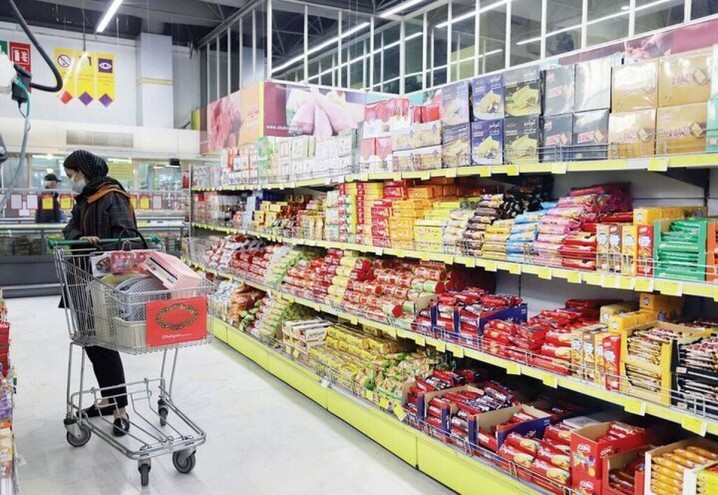 برخی کالاهای اساسی با وجود تخصیص ارز ترجیحی، در بازار با نرخ آزاد عرضه میشوند