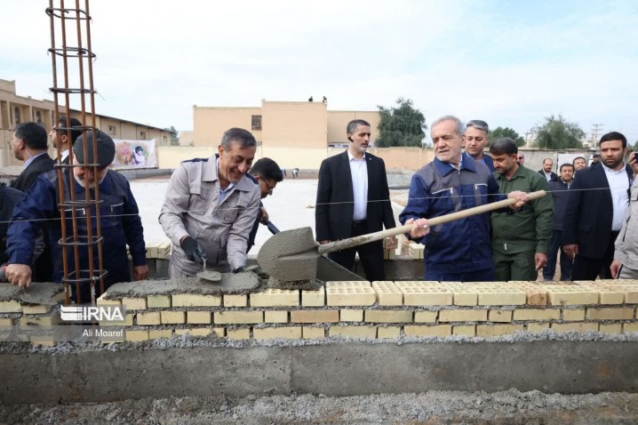 اقدام عملی پزشکیان برای نهضت مدرسه سازی/ بنایی با لباس کارگری