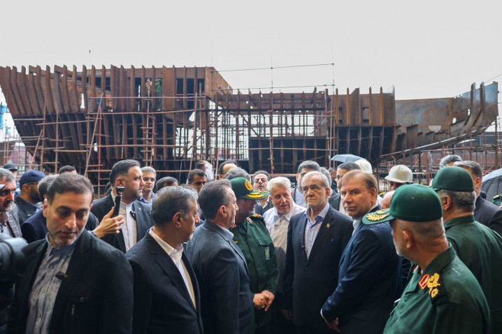 بازدید پزشکیان از صنایع کشتیسازی بوشهر/ رونمایی از شناورهای جدید گارد ساحلی