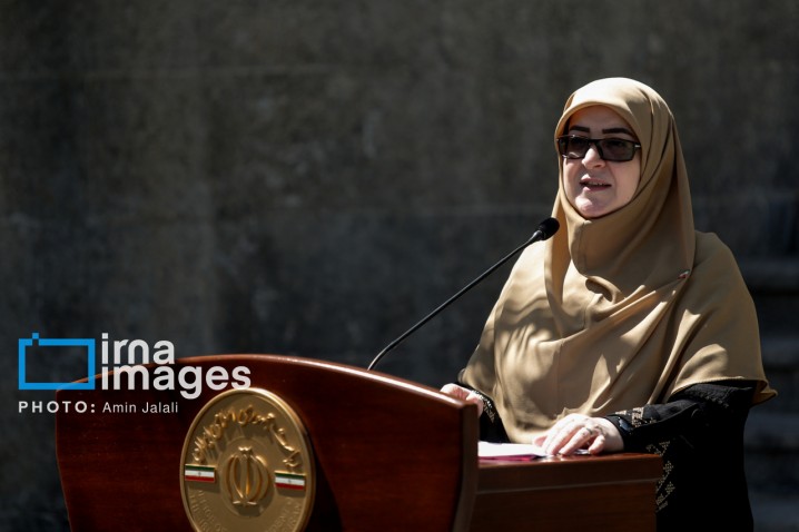 مهاجرانی:ساعت کاری ادارات تا پایان شهریور تغییر نمیکند/ مذاکره یک امر دستوری نیست