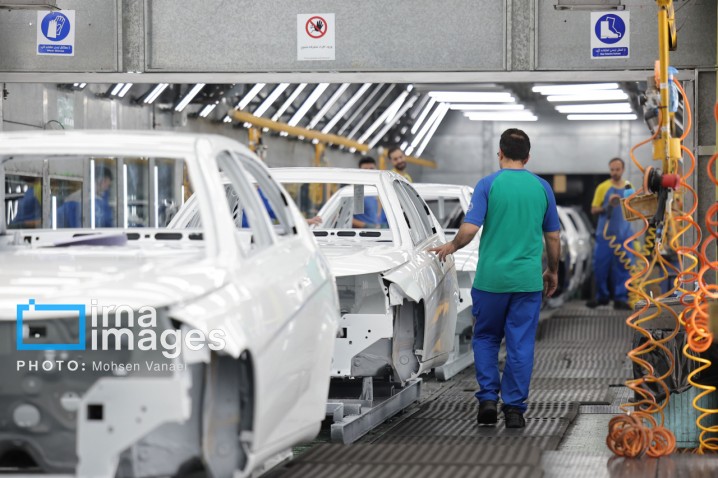 شرکت‌های خودروساز در افزایش قیمت محصولات باید تابع قانون باشند