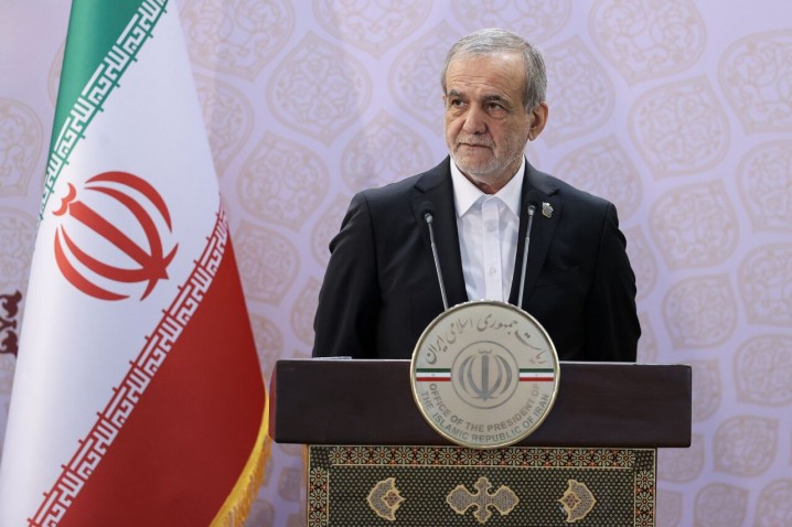 دعوت پزشکیان از مردم برای حضور در راهپیمایی ۲۲ بهمن؛ برای حفظ ایران «همه با هم» هستیم